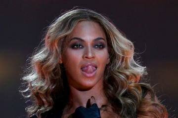 Beyonce Fan Slaps Her Butt During Concert Beyonce Fan Slaps Her Butt During Concert