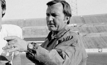 Former Patriots Coach Chuck Fairbanks Dies of Cancer at 79 Former Patriots Coach Chuck Fairbanks Dies of Cancer at 79