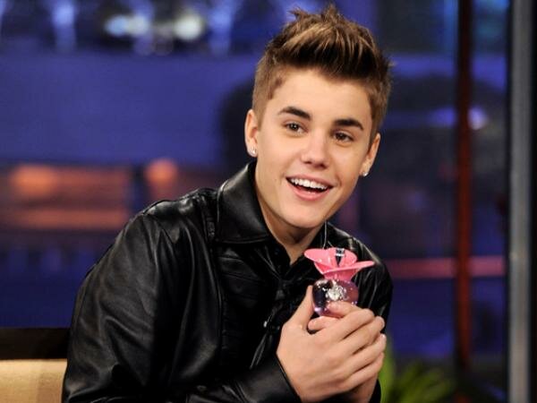 Justin Bieber Flirts With Female Fan