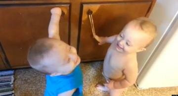 Twins Have Time of Their Lives With Rubber Bands in New Viral Video Twins Have Time of Their Lives With Rubber Bands in New Viral Video
